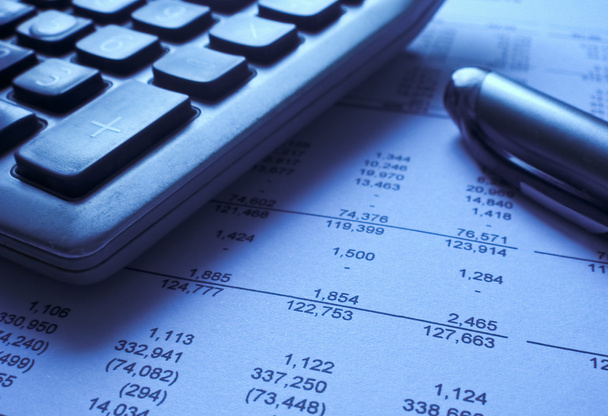 Финансовая отчетность, калькулятор и ручка
 - Фото, изображение