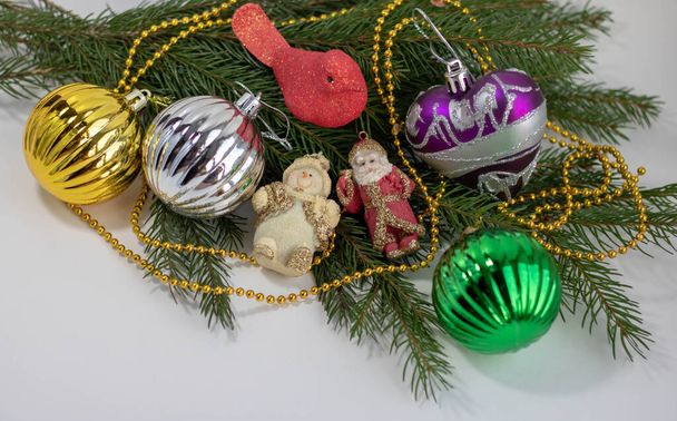Fundo festivo brilhante Decorações de galhos de árvore de Natal, close-up, 2020
 - Foto, Imagem