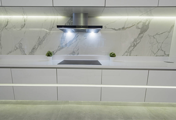 Design de cozinha moderna em um apartamento de luxo
 - Foto, Imagem