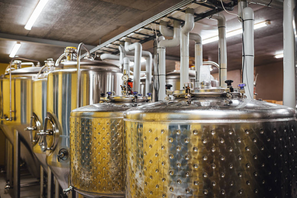 Craft-Bier-Brauanlagen in der Brauerei! Produktion alkoholischer Getränke - Foto, Bild