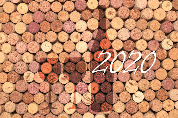 Fondo abstracto de corchos de vino viejos usados con silueta de botella de vino y copas de vino como base para menú o publicidad en bar o restaurante
 - Foto, Imagen