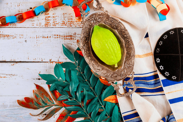traditionelle Symbole jüdisches Fest des sukkot etrog, lulav, hadas, arava Gebetbuch kippah tallit - Foto, Bild