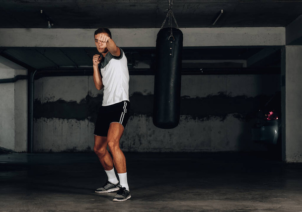 Profesjonalny fitness man ćwiczenia cardio boxing - Zdjęcie, obraz