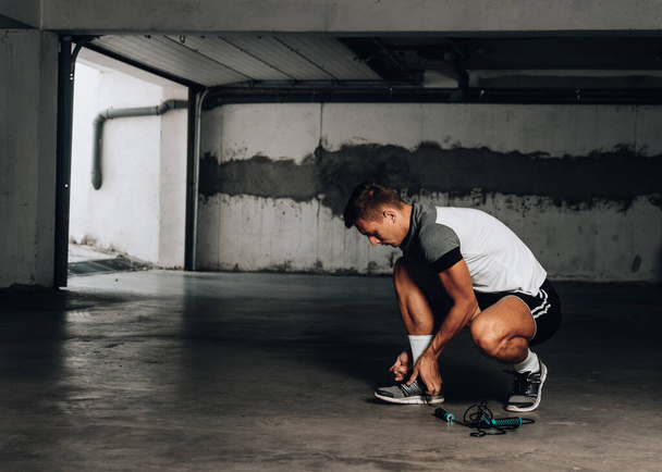 Houkutteleva nuori ammattilainen nyrkkeilijä sitominen hänen kengännauha
 - Valokuva, kuva
