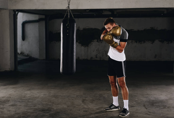pěkný svalnatý mladý muž nosí Boxerské rukavice - Fotografie, Obrázek