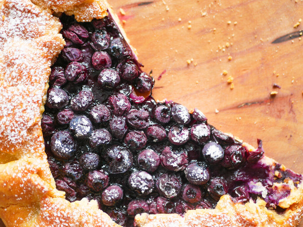 blueberry pie on a wooden plate. close-up. view from above. place for writing - Φωτογραφία, εικόνα