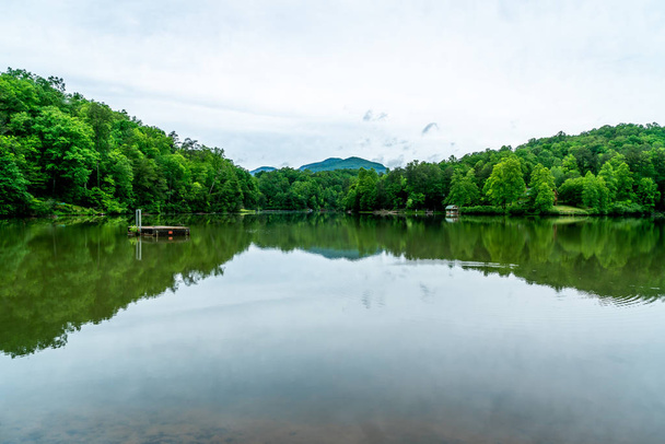 Lake Lure en Carolina del Norte es un lugar increíble para pasar un tiempo familiar de calidad
. - Foto, Imagen