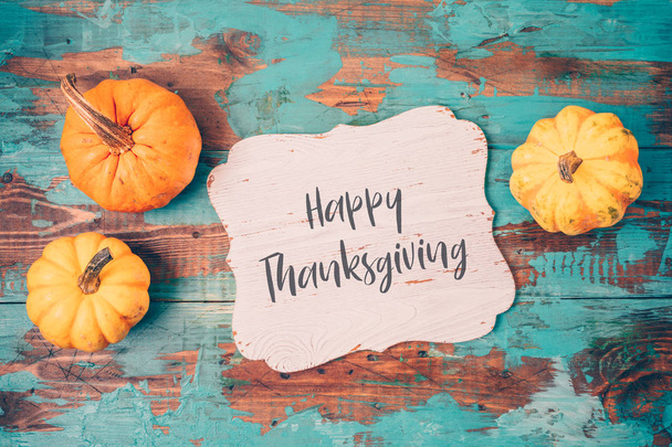 Поздравительная открытка на День Благодарения с тыквой на деревянном бэкгре
 - Фото, изображение