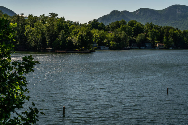 Lac Lure en Caroline du Nord est un endroit incroyable pour passer du temps en famille de qualité
. - Photo, image