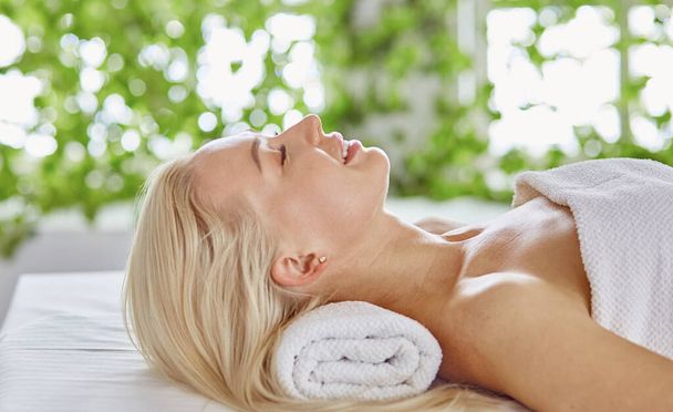 Hermosa mujer con los ojos cerrados recibiendo un masaje en el spa s
 - Foto, Imagen