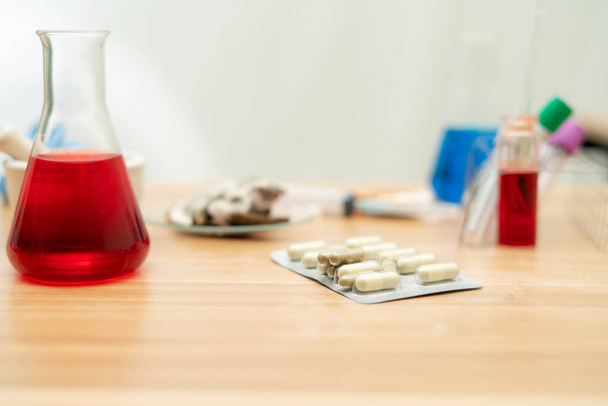 Capsula sfocata medicina sul tavolo con in una stanza laboratorio backgro
 - Foto, immagini