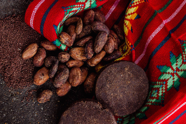 Kakao, Meksika çikolatası ve kakao tozu, kakao çekirdeklerindeki tozu çıkarmak için kullanılır. - Fotoğraf, Görsel