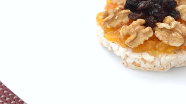 Rýžové sušenky s papájovými bonbóny, ořechy a rozinkami. - Záběry, video