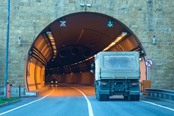 Autotunnel Ένα φορτηγό οδηγεί στο τούνελ. - Φωτογραφία, εικόνα