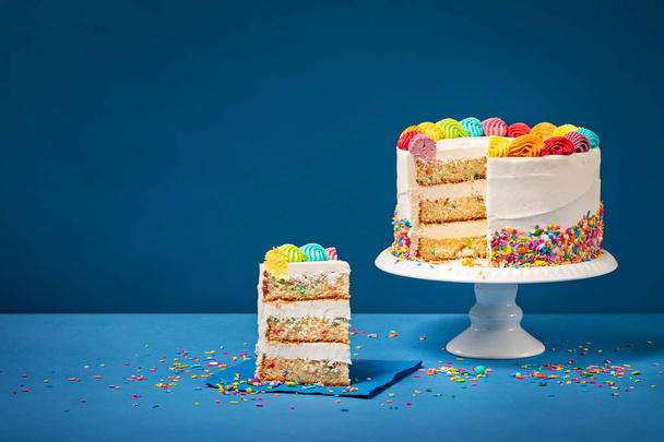 Barevný narozeninový dort s plátkem a posytkami - Fotografie, Obrázek
