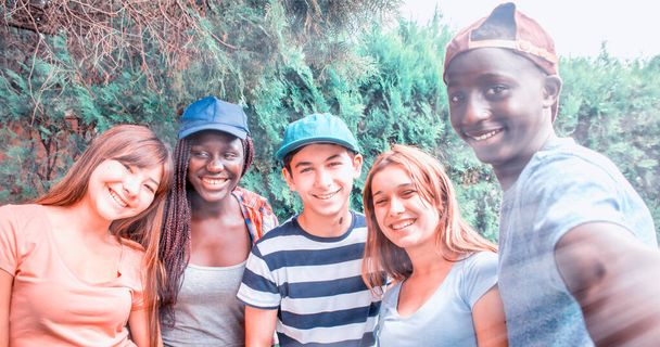 Grupo de adolescentes multi étnicos ao ar livre desfrutando de tempo livre. - Foto, Imagem