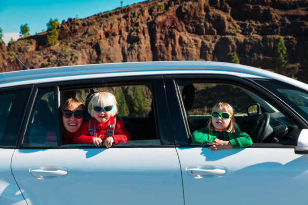 feliz viaje en familia en coche en las montañas
 - Foto, Imagen