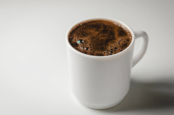 Šálek kávy, šálek kávy, kakao, čokoláda. Káva pěna izolované na bílém pozadí s výstřižkem cesta. - Fotografie, Obrázek