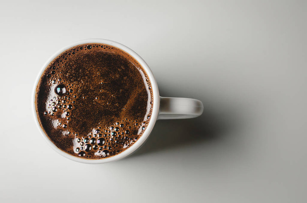 Kahve fincanı, bir fincan kahve, kakao, çikolata. Kırpma yolu ile beyaz arka planda izole kahve köpüğü  - Fotoğraf, Görsel