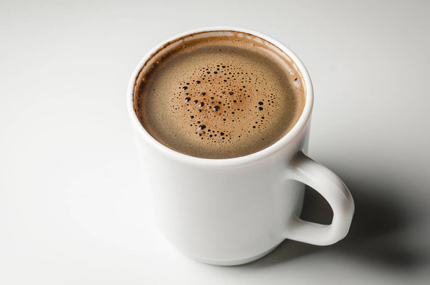 Кавова чашка, кава Піна ізольована на білому тлі з відсічним контуром
  - Фото, зображення