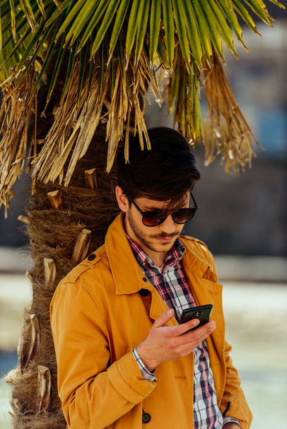 Stedelijke zakenman met stijlvolle kleding wandelen in de stad - Foto, afbeelding