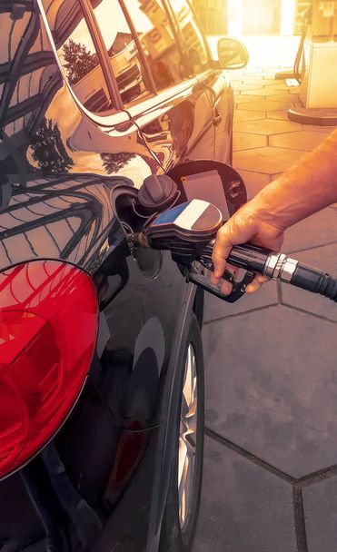 Επαναπλήρωση αερίου. Κοντινό πλάνο του ανθρώπου άντληση καυσίμου βενζίνης στο αυτοκίνητο στο βενζινάδικο. - Φωτογραφία, εικόνα