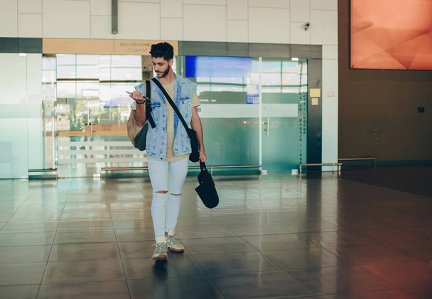 Концепция альтернативного образа жизни путешествует по всему миру - Молодой хипстер спешит на посадку в самолет
 - Фото, изображение