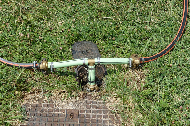 Bewässerungssystem im Garten mit zwei Schlauchleitungen zur Wasserversorgung - Foto, Bild