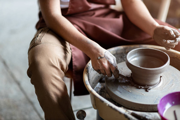 Vrouw die keramiek maakt met pottenbakkerswiel - Foto, afbeelding