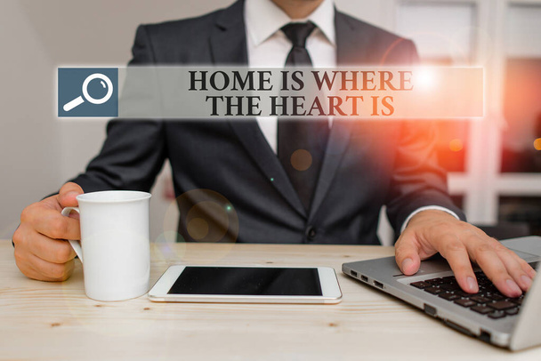Escrita conceitual mostrando Home Is Where The Heart Is. Texto da foto de negócios Sua casa é onde você se sente confortável e feliz
. - Foto, Imagem