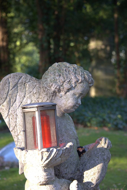 Krásný anděl s hrobovým světlem - Fotografie, Obrázek