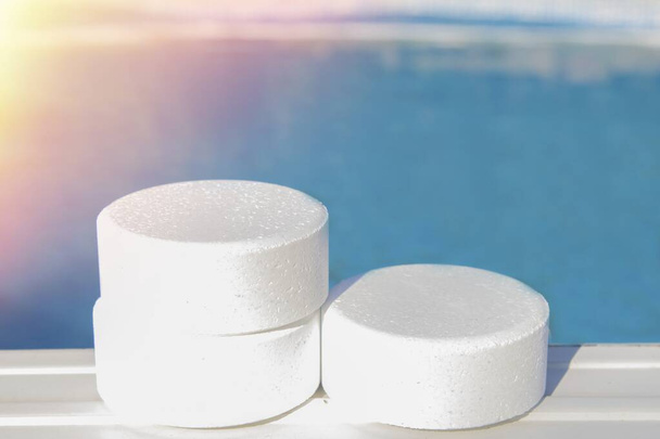 Yüzme havuzlarından klor tabletleri, temizlik ve bakım - Fotoğraf, Görsel
