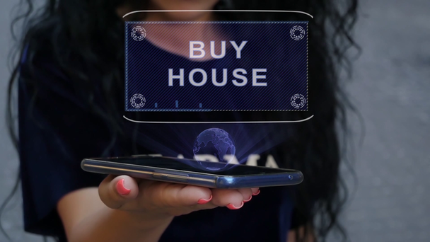 Женщина показывает голограмму HUD Купить дом
 - Кадры, видео
