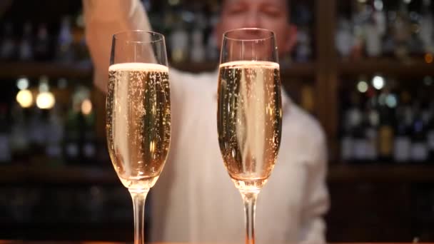 barman masculino lanza un anillo de bodas en copa con champán en la cafetería
 - Imágenes, Vídeo