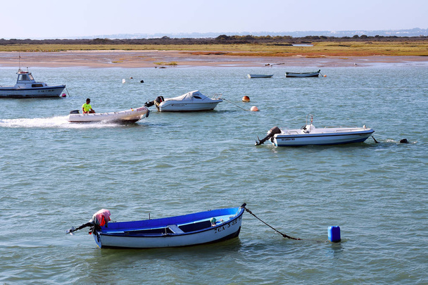 Barcos pesqueros en la costa de la Bahía de Puerto Real en Cádiz. Andalucía España. Europa. agosto 14, 2019
 - Foto, imagen