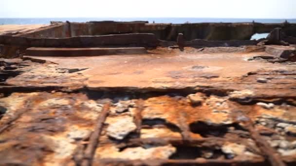 Antigua estructura oxidada junto al mar. Movimiento lento
 - Metraje, vídeo