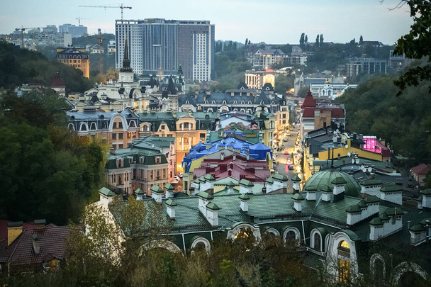 Evening view to Vozdvyzhenska street, νέα συνοικία στην ιστορική συνοικία Podil της πόλης Κίεβο, Ουκρανία, Σεπτέμβριος 2019 - Φωτογραφία, εικόνα