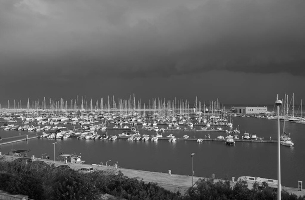Olaszország, Szicília, Földközi-tenger, Marina di Ragusa (Ragusa tartomány); kilátás a kikötőre egy viharos napon - Fotó, kép