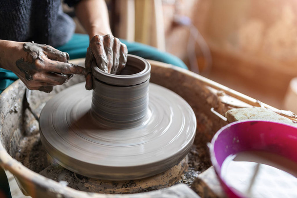 Kobieta wykonująca ceramiczną pracę z kołem garncarskim - Zdjęcie, obraz