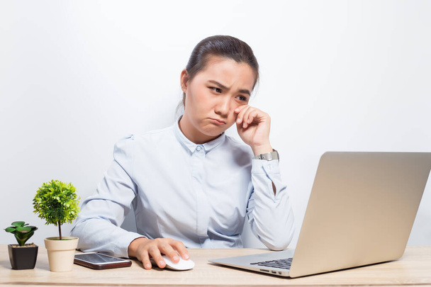 Женщина такая грустная, когда смотрит на ноутбук
 - Фото, изображение
