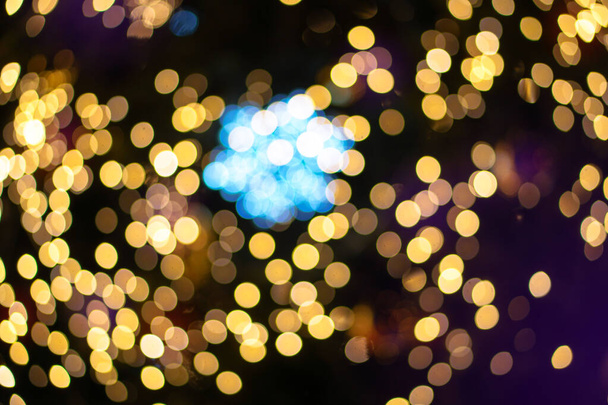 Noel arkaplanı, çelenkler ve bokeh. Çok renkli bir yeni yıl resmi. Tasarım için soyut resim - Fotoğraf, Görsel