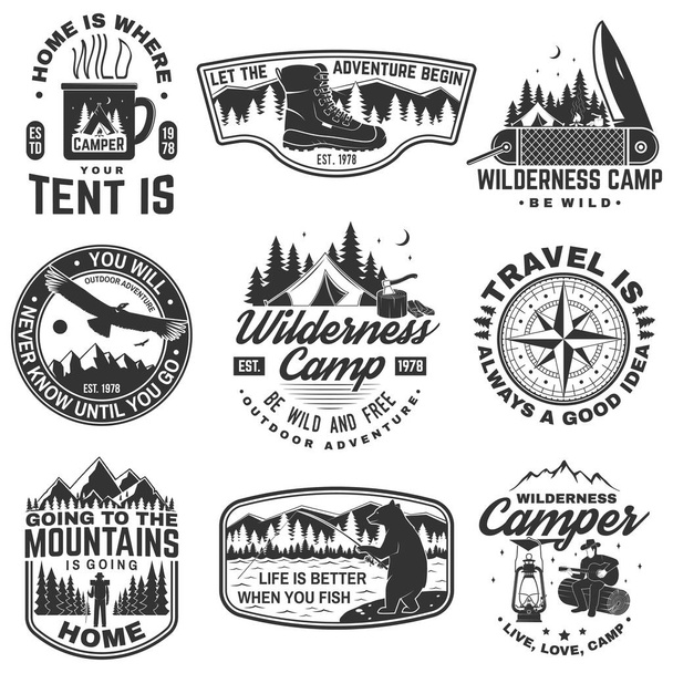 アウトドアアドベンチャーの引用記号のセット。シャツやロゴ、印刷、スタンプやティーのための概念。ハイキングブーツ、釣り熊、山、コンパス、ナイフ、テントや森のシルエットとヴィンテージデザイン - ベクター画像