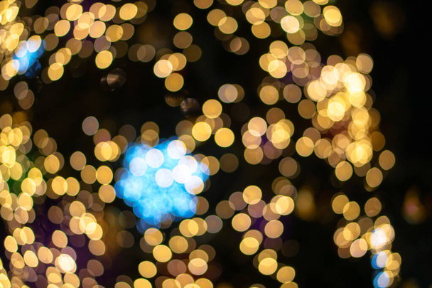 Gyönyörű karácsonyi háttér koszorúkkal és bokeh. Újévi sokszínű kép. Absztrakt fotó kép design - Fotó, kép