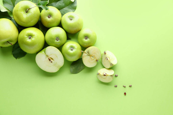 Manzanas frescas maduras sobre fondo de color
 - Foto, Imagen