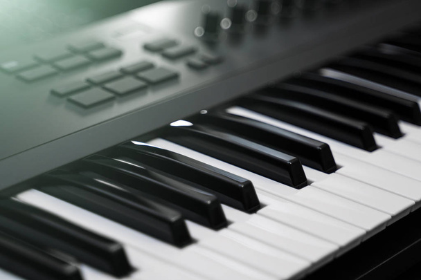 Sintetizador profesional de teclado midi con perillas y controladores
. - Foto, imagen