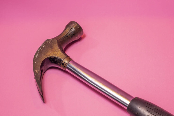 ein isolierter Hammer auf rosa - Foto, Bild