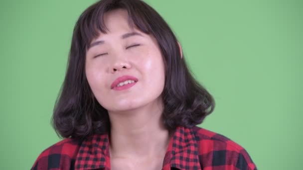Обличчя щасливої азіатської гіпстерки жінка відпочиває з закритими очима. - Кадри, відео