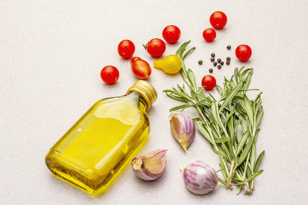 Kochen Lebensmittel Hintergrund. frischer Rosmarin, Knoblauchzehe, Olivenöl, schwarzer Pfeffer - Foto, Bild