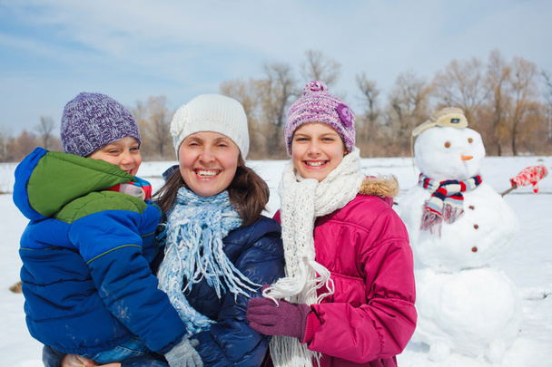 bir kardan adam yapmak aile - Fotoğraf, Görsel