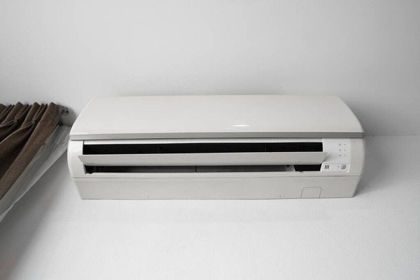 Aire acondicionado montado en una pared blanca en la sala de estar o dormitorio. Endooor temperatura de confort. Conceptos de salud y ahorro energético
. - Foto, Imagen